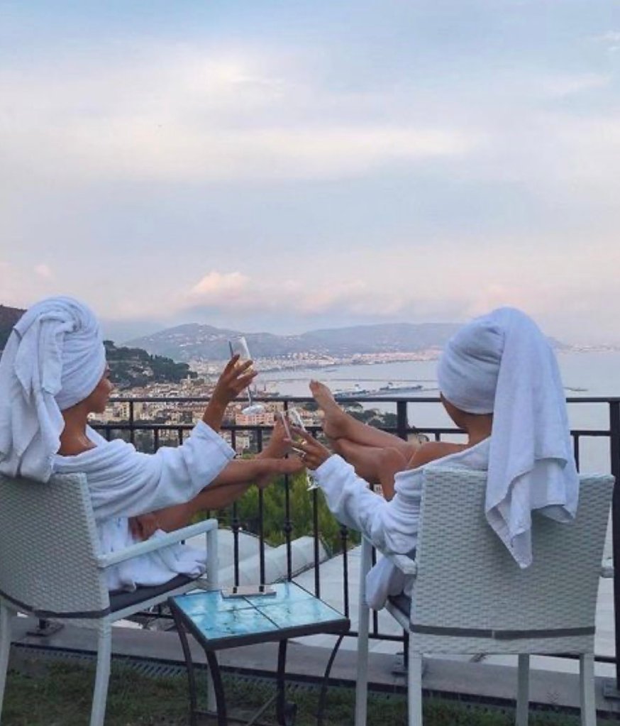 Mischaela Elkins de Valerga is a model and influencer